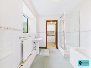 Bungalow En Suite - click for photo gallery